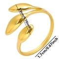 Vista detallada del anillo dorado de tres hojas mostrando medidas de 1,8 cm y 1,7 cm - Dorado