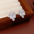 Dettaglio macro di orecchini a fiore in argento con zirconi in una scatola di velluto - Rame con Zirconia (Perno in Argento S925) / Argento