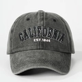 Detalle del bordado de California en gorra de béisbol gris con lavado vintage - Talla única / Negro