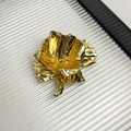 Detailopname van een vintage gouden roosbroche met gepolijste metalen textuur en fijne blaadjes - Gouden Roos Broche
