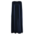 Detail van een donkerblauwe avondjurk met elegante geplooide cape en een lange pasvorm - S / Marineblauw