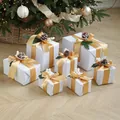 Set di scatole regalo di Natale bianche con nastro dorato, pigne e decorazioni verdi - Bianco con Decorazione/Set da 7 pezzi
