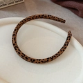 Dettaglio di un elastico per capelli leopardato su un vassoio estetico retrò - Cerchietto in Tessuto Caffè Scuro (11#)
