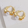 Elegante 14K vergulde geometrische golf oorbellen met witte parels voor dames - Golvende Onregelmatige Ring Parel Stijl (ES2167)