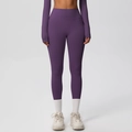 Dettaglio dei leggings da yoga viola scuro a vita alta con trama opaca e vestibilità - S / Viola Scuro