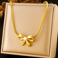 Elegante collana a fiocco dorato con ciondolo di perla bianca su scatola per gioielli - Set di Gioielli con Perle e Fiocco d'Oro (N2908)