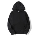 Gros plan d'un sweat à capuche noir avec poche kangourou et cordon ajustable - M / Hauts / Noir