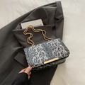 Sac bandoulière léopard bleu avec chaîne dorée et texture de tissu pelucheux - Noir