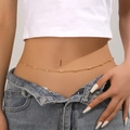 Minimalistische goldene Bauchkette mit olivenförmigen Perlen am Model getragen - Goldene Ovalperlen Taillenkette (I605)