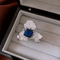 Dettaglio macro dell'anello a fiore vintage con gemma quadrata blu e petali di cristallo - Anello a fiore a tre petali con pietra principale quadrata blu (WR425)