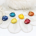Dettaglio di ciondoli a conchiglia colorati con perle su pizzo bianco per collane - Capasanta di Perla 19,2*19,5mm / Blu scuro