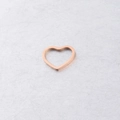 Primer plano de un anillo minimalista con forma de corazón hueco en oro rosa pulido - 13*15mm / Oro rosa