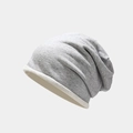 Primer plano detallado del gorro de punto gris con textura suave y diseño de borde enrollado - Talla única / Gris claro