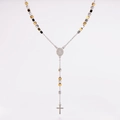 Vue détaillée du collier chapelet argenté avec perles carrées, médaille et croix - Bicolore (Or & Argent)