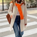 Cardigan da donna a righe bianche e marroni abbinato a una vivace sciarpa arancione moda - Taglia S / Marrone
