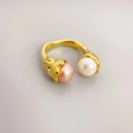 Verstellbarer goldener offener Ring mit eleganten weißen und rosa Zuchtperlen für Damen - Einstellbar Offen / Gold mit weißen und rosa Perlen