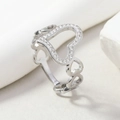 Anillo de corazón plateado con cristales brillantes y detalles calados elegantes - US 6 / Color Acero