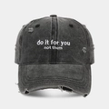 Vista detallada de la gorra de béisbol de algodón negro lavado con bordado y agujeros - Ajustable / Negro