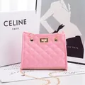 Borsa a catena trapuntata rosa con chiusura in metallo dorato e ricamo diamante - Rosa