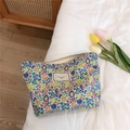 Détail d'une trousse de maquillage en coton fleuri avec étiquette Time To Party et zip - Petite Fleur Jaune Bleu