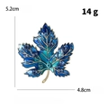 Vue détaillée de la broche feuille d'érable indiquant les dimensions 5,2cm par 4,8cm et 14g - Feuille d'érable / Bleu