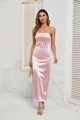 Dettaglio elegante abito lungo in raso rosa senza spalline con finitura lucida - Taglia S / Rosa
