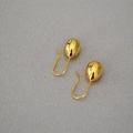 Dettaglio macro di orecchini a goccia in oro lucido dal design minimalista - Ottone placcato oro / Oro