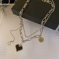 Détail d'un collier double épaisseur avec cœur pixel noir et médaille gravée Je t'aime - Collier Double Couche en Acier Titane Cœur Pixel Médaille