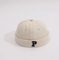 Berretto beige senza tesa per bambini in cotone con lettera P ricamata in nero sul bordo - Stile Lettera P / Taglia unica / Bianco Sporco
