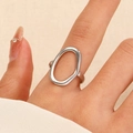 Detailansicht eines ovalen hohlen Rings in poliertem Silber an einer Hand getragen - MY018 / Silber