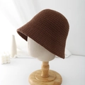 Primer plano de un sombrero de pescador de punto marrón oscuro con textura de lana gruesa - Ajustable / Marrón