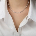 Elegante geometrische Choker-Halskette aus Edelstahl in Silber auf professionellem Model - Kurzer Stil / Stahlfarbe