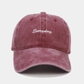 Detalle del bordado blanco Everyday en gorra de béisbol de algodón rojo lavado - Ajustable / Burdeos