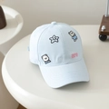 Dettaglio del ricamo con orsetto e stella sulla calotta azzurra in cotone per bambini - Azzurro