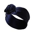 Detailansicht des dunkelblauen Samt-Stirnbands mit einer 3D-Stoffrose als Accessoire - Marineblauer Samt