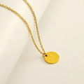 Collier en acier inoxydable doré avec pendentif rond gravé de la lettre M - Lettre M (Chaîne Incluse)