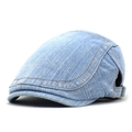 Detail van gewassen blauwe denim baret met bruine stiksels en metalen verstelbare gesp - Eenvoudige Stijl / Lichtblauw