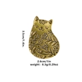 Broche chat en bronze vintage avec gravures florales et dimensions précises affichées - Forme de chat assis de côté (C2333-2)