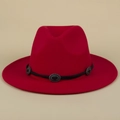 Détail d'un chapeau fedora en laine rouge foncé avec ruban noir et boucles vintage argentées - M (56-58cm) / Rouge (Corde Noire)