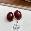 Dettaglio di orecchini a perno ovali rosso scuro lucidi su vassoio in lino beige - 7# Perno per orecchini in argento - Orecchini a lobo ovali in smalto rosso vino