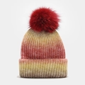 Gros plan du bonnet en tricot avec dégradé tricolore et pompon duveteux en fausse fourrure rouge - Taille unique / Dégradé Rouge et Jaune
