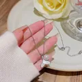 Elegante collar de cola de pez plateado con colgante de nácar y una perla redonda - Plateado
