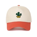 Détail de la broderie cactus et des coutures sur une casquette bicolore rétro - Blanc cassé/Rouge orangé