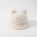 Primer plano del sombrero de pescador de felpa beige con orejas de oso y textura suave - M (56-58cm) / Blanco Roto