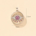 Detailansicht des Anhängers mit lila Zirkon und den Abmessungen 2,5 cm mal 1,8 cm - A-9 Stil/Lila Zentrumsauge