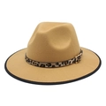 Detail eines kamelfarbenen Wollhutes mit Leopardenband und goldener Metallschnalle - M (56-58cm) / Camel