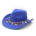 Détail d'un chapeau de cowboy bleu avec des pompons colorés et une bande ethnique - M (56-58cm) / Bleu saphir