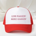 Klassischer Trucker-Hut in Rot und Weiß mit pinkfarbenem Less Naggin' More Gaggin' Aufdruck - Rot
