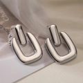 Pendientes geométricos de plata con acabado metálico pulido sobre un fondo moderno y chic - 44893-Forma de U Geométrica Plateado / Plateado