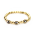 Détail d'un bracelet en perles d'or 18 carats avec breloques œil grec pavées de zircons - Mauvais Œil Bleu